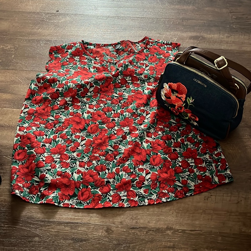 SHEIN short sleeve top and Liz Claiborne denim shoulder bag